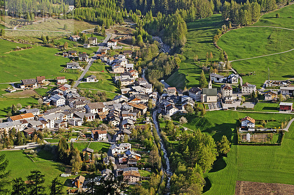 Blick auf das kreuzförmig angelegte Dorf Sta. Maria im Val Müstair  Münstertal  im Engadin  Kanton Graubünden  Schweiz  Europa