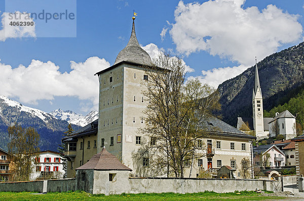 Schloss Planta-Wildenberg  Sitz der Verwaltung des Schweizerischen Nationalparks in Zernez  Engadin  Kanton Graubünden  Schweiz  Europa