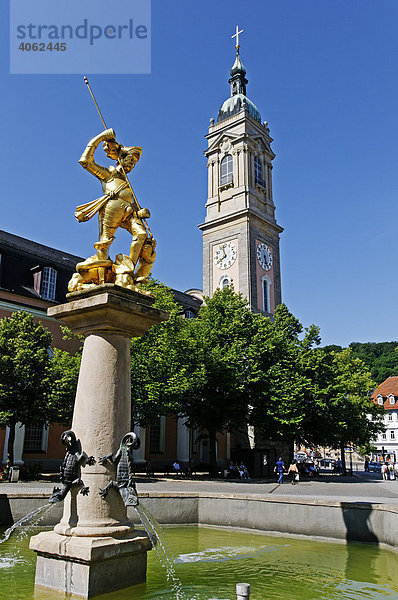 Statue Schutzpatron Heiliger Georg im Marktbrunnen am Markt  hinten Georgenkirche  Eisenach  Thüringen  Deutschland  Europa