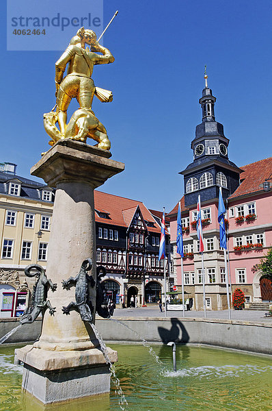 Statue Schutzpatron Heiliger Georg im Marktbrunnen am Markt  hinten Rathaus  Eisenach  Thüringen  Deutschland  Europa