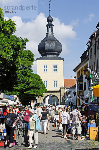 Flohmarkt vor dem Blankenburger Tor  Saalfeld an der Saale  Thüringen  Deutschland  Europa