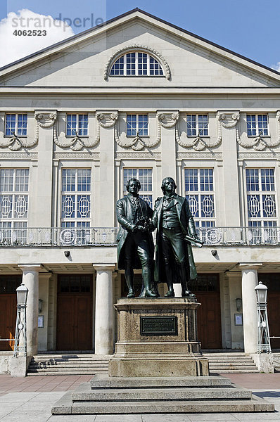 Denkmal Goethe und Schiller  dahinter Deutsches Nationaltheater  Weimar  Thüringen  Deutschland  Europa