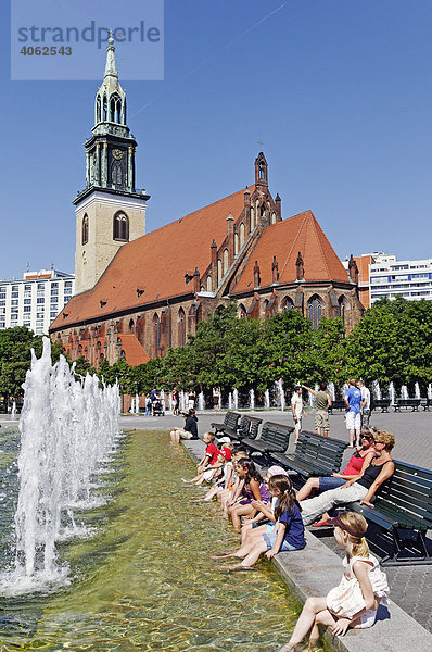 Brunnen und Marienkirche  Alexanderplatz  Berlin Mitte  Deutschland  Europa