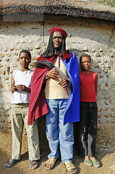 Traditioneller Heiler der Zulu  Sangoma  mit seinen Söhnen  Kwazulu-Natal  Südafrika  Afrika