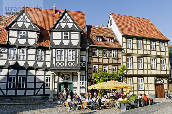 Fachwerkhäuser und Café am Schlossberg  Stadt Quedlinburg  Weltkulturerbe der UNESCO  Sachsen-Anhalt  Deutschland  Europa