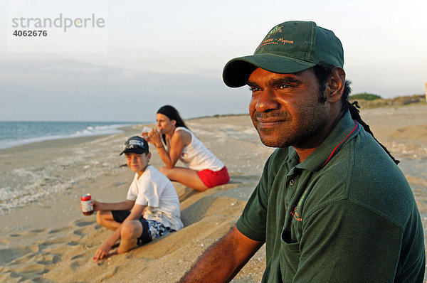 Ranger der Aborigines am Strand  Schildkröten-Schutzgebiet Cape York Turtle Rescue  Mapoon  Cape York Halbinsel  Queensland  Australien