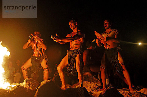 Aborigines beim Auftritt im Kulturzentrum Tjapukai Aboriginal Cultural Park  Cairns  Queensland  Australien