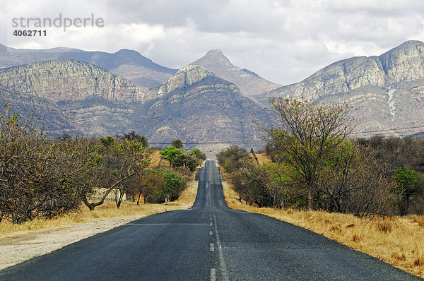 Landstraße in den Kleinen Drakensbergen  Mpumalanga  Südafrika  Afrika