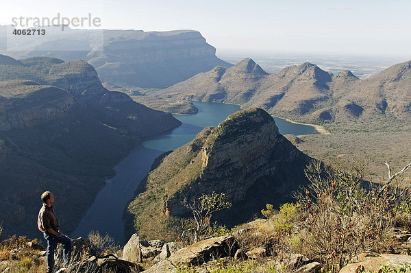 Mann blickt zum Blyde River Canyon und Stausee Blyderivierspoort Dam  Mpumalanga  Südafrika  Afrika