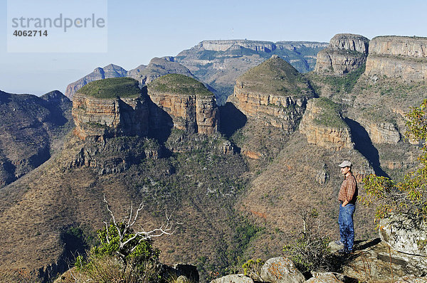 Mann vor Felsformation Three Rondavels  Blyde River Canyon  Mpumalanga  Südafrika  Afrika