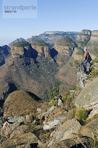 Mann vor Felsformation Three Rondavels  Blyde River Canyon  Mpumalanga  Südafrika  Afrika