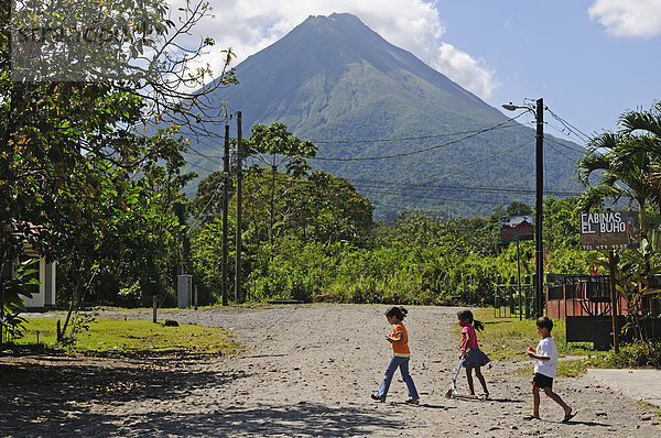 Kinder in La Fortuna vor dem Vulkan Arenal  Costa Rica  Mittelamerika