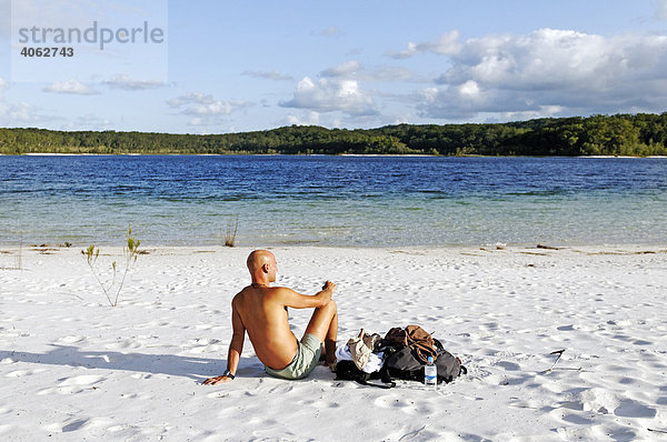 Mann am Strand des Lake McKenzie  Sandinsel Fraser Island  Queensland  Australien