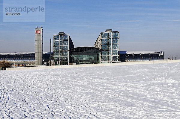 Berliner Hauptbahnhof im Schnee  Berlin Mitte-Tiergarten  Deutschland  Europa