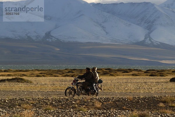 Motorradfahrer am Manasarovar See  Provinz Ngari  Westtibet  Tibet