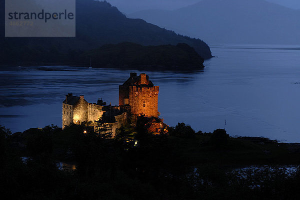 Eilean Donan Castle bei Nacht  Schottland  Großbritannien  Europa