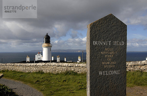 Steintafel  Dunnet Head  der nördlichste Punkt des schottischen Festlandes  mit Leuchtturm von 1832  Schottland  Großbritannien  Europa