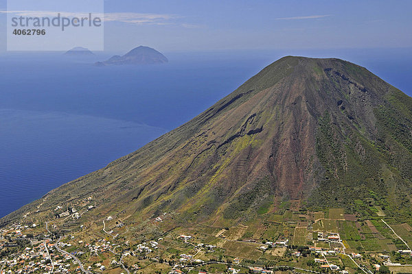 Blick auf Salina und die Inseln Filicudi und Alicudi  Liparische Inseln  Sizilien  Süditalien  Italien  Europa