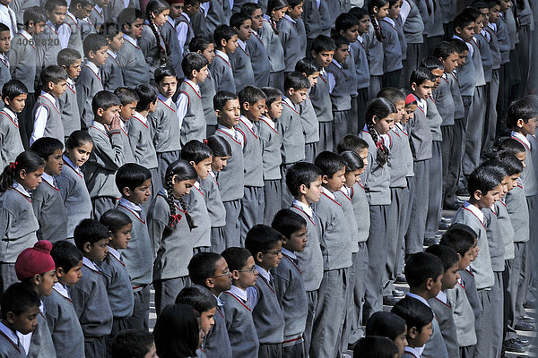 Schulkinder bei der Morgenandacht  Chapslee School  Himachal Pradesh  Shimla  Nordindien  Indien  Asien
