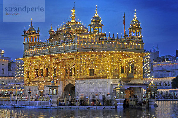 Beleuchteter Goldener Tempel im Arit Sagar  Amritsar  Punjab  Nordindien  Indien  Asien