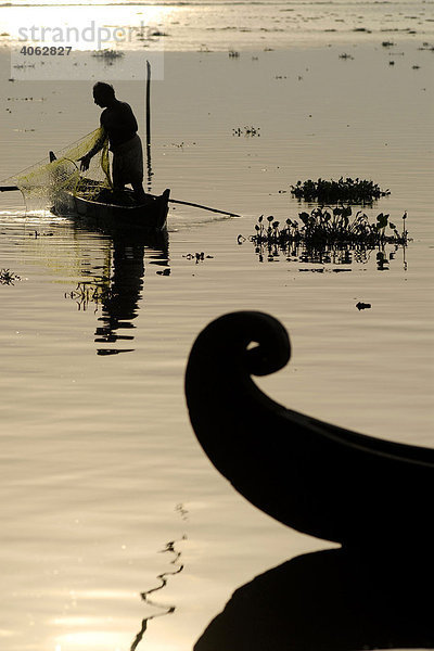 Fischer in einem Boot  Vembanad See  Kerala  Südindien  Indien  Asien