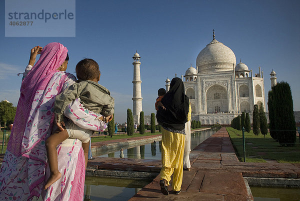 Frauen in Saris laufen auf das Grabmal Taj Mahal zu  Agra  Uttar Pradesh  Nordindien  Indien  Asien