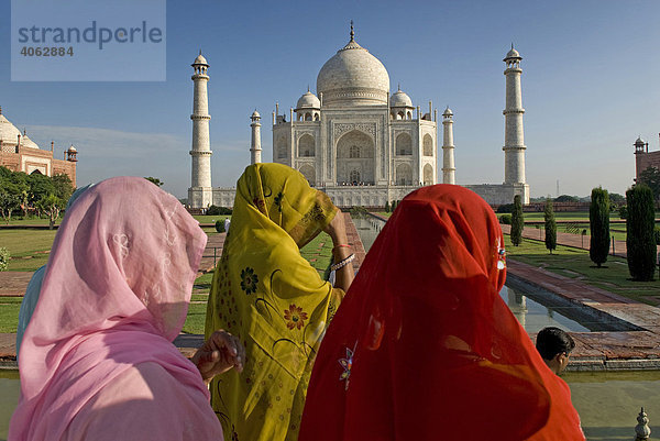 Frauen in Saris vor dem Grabmal Taj Mahal  Agra  Uttar Pradesh  Nordindien  Indien  Asien