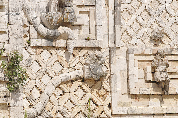 Detail  Schlange  Nonnen-Viereck  Palast  Nordseite  Maya Ausgrabungsstätte  Uxmal  Yucatan  Mexiko  Zentralamerika