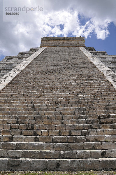 Kukulkan Pyramide  Stiege  Zona Nord  Chichen Itza  neues Weltwunder  Maya und Tolteken Ausgrabungsstätte  Halbinsel Yucatan  Mexiko  Zentralamerika