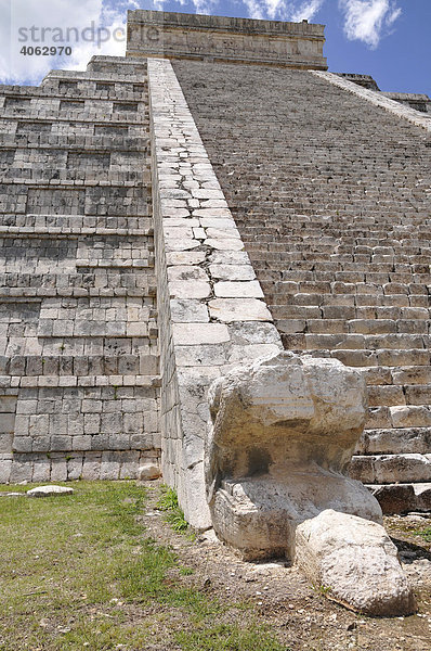 Kukulkan Pyramide  Stiege  Schlangenkopf  Zona Nord  Chichen Itza  neues Weltwunder  Maya und Tolteken Ausgrabungsstätte  Halbinsel Yucatan  Mexiko  Zentralamerika