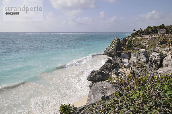 Bucht vor der Burg  El Castillo  Blick in Richtung Süden  Tulum  Maya Ausgrabungsstätte  Quintana Roo  Halbinsel Yucatan  Mexiko  Zentralamerika