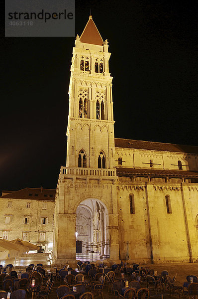 Nachtaufnahme  Kirchturm  Kathedrale Sveti Lovro  Kathedrale des heiligen Laurentius  Trg Ivan Pavla II  Johannes Paul II Platz  Trogir  Kroatien  Europa