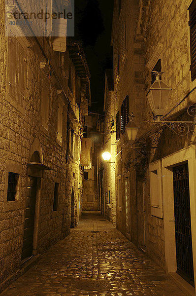 Nachtaufnahme  schmale kleine Gasse  Altstadt  Trogir  Kroatien  Europa