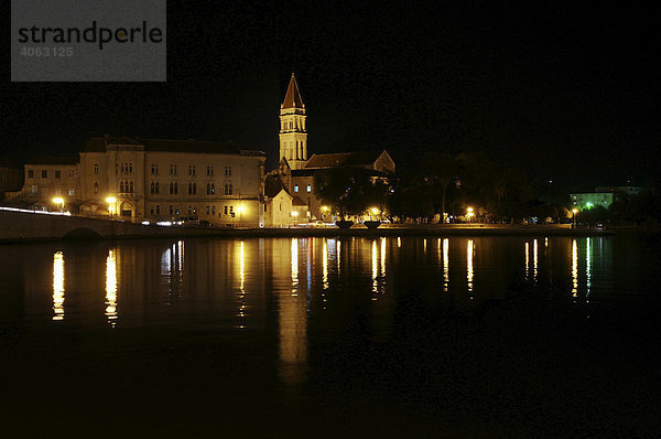 Nachtaufnahme  Lichter spiegeln sich im Wasser  Kirchturm  Kathedrale Sveti Lovro  Kathedrale des heiligen Laurentius  Trogir  Kroatien  Europa
