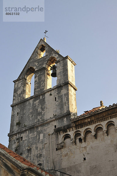 Kirchturm mit Glocke  Sveti Ivan Krstitelj  Trogir  Dalmatien  Kroatien  Europa