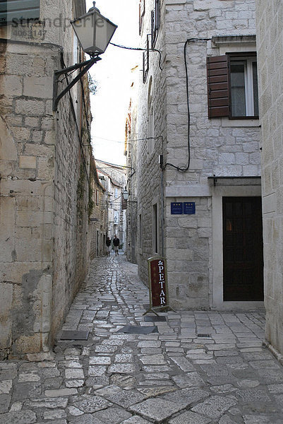 Enge schmale Gasse  Altstadt  Trogir  Dalmatien  Kroatien  Europa