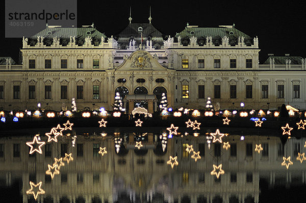 Teich und Sterne  Schloss  Reflexion  Nachtaufnahme  Weihnachtsmarkt  Christkindlmarkt  Belvedere  Wien  Österreich