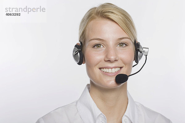 Junge blonde Frau mit Headset