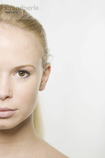 Portrait  linke Gesichtshälfte  einer jungen blonden Frau