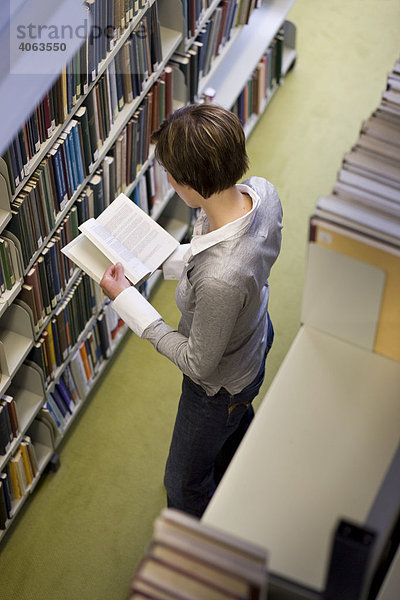 Studentin in der Bibliothek