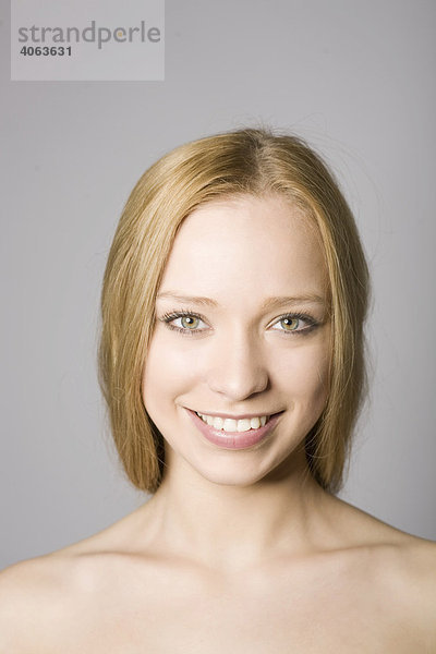 Portrait einer jungen blonden Frau