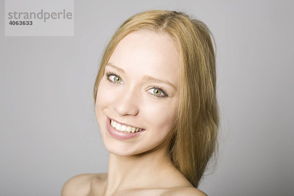 Portrait einer jungen blonden Frau