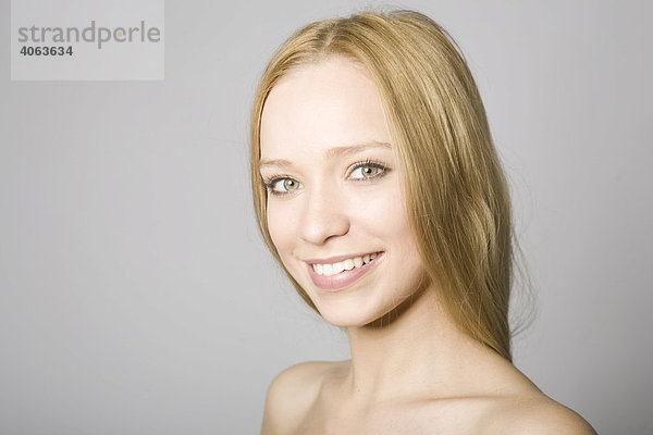 Portrait einer jungen blonden Frau