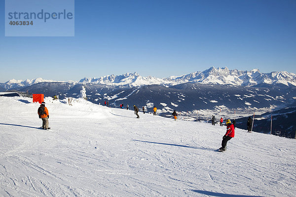 Hochplateau Grießkareck mit Blick auf die schneebedeckten Alpen mit dem Dachsteinmassiv  Skigebiet Flachau  Wagrein  Pongau  Salzburg  Österreich  Europa