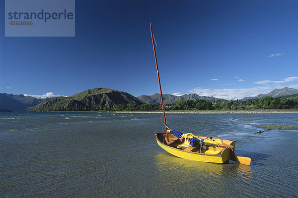 Gelbes Boot am Strand des Wanaka See  Südinsel  Neuseeland