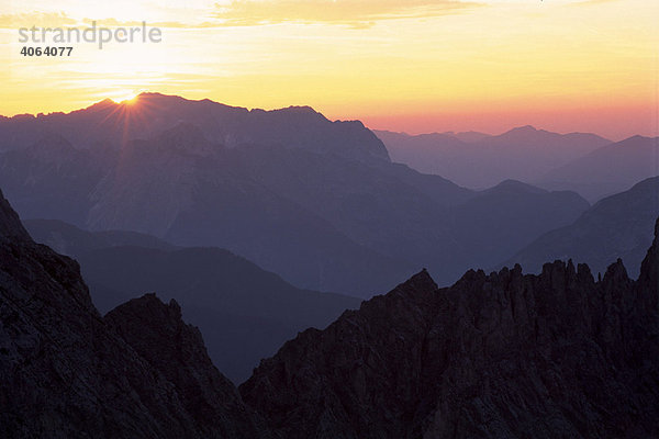 Sonnenuntergang über dem Karwendelgebirge vom Hafelekar aus gesehen  Nordtirol  Österreich  Europa