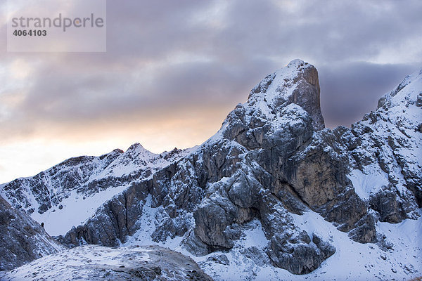 Torre Dusso der Gruppe Croda da Lago vom Passo di Giau  Belluno  Italien  Europa