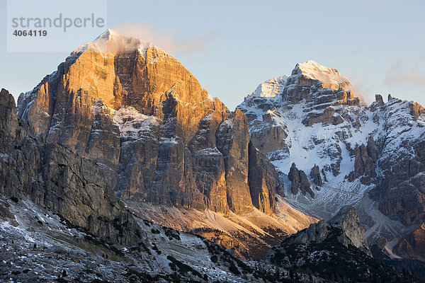 Tofana di Rozes und Tofana di Mezzo im Sonnenaufgang  Ampezzaner Dolomiten  Belluno  Italien  Europa