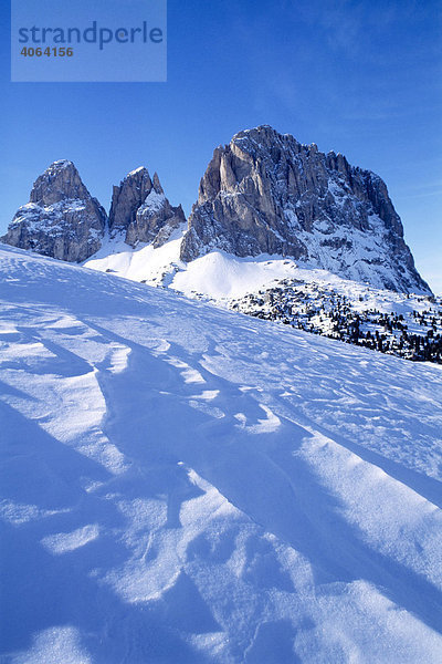 Schneeverwehungen vor dem Langkofel  Südtirol  Italien  Europa