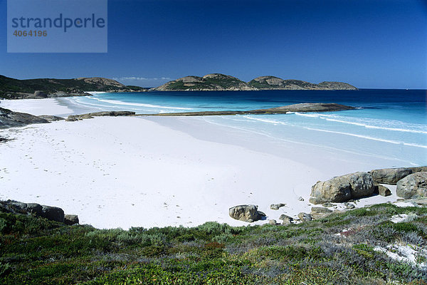 Blick über den weißen Sandstrand der Lucky Bay  Cape Le Grand Nationalpark  Westaustralien  Australien